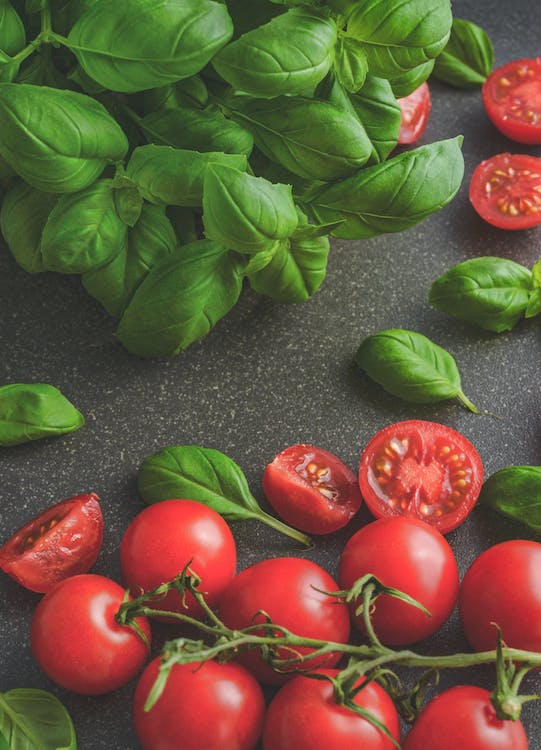 Tomates y albahaca